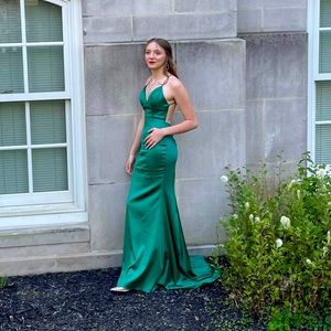 Beautiful Emerald Green dress. Open back. Sherri Hill. Size 2